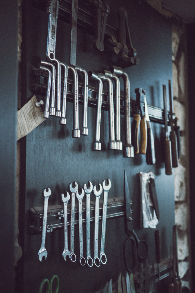 Panneau mural organisé avec outils de bricolage et de précision suspendus, symbolisant les ressources disponibles pour construire un projet