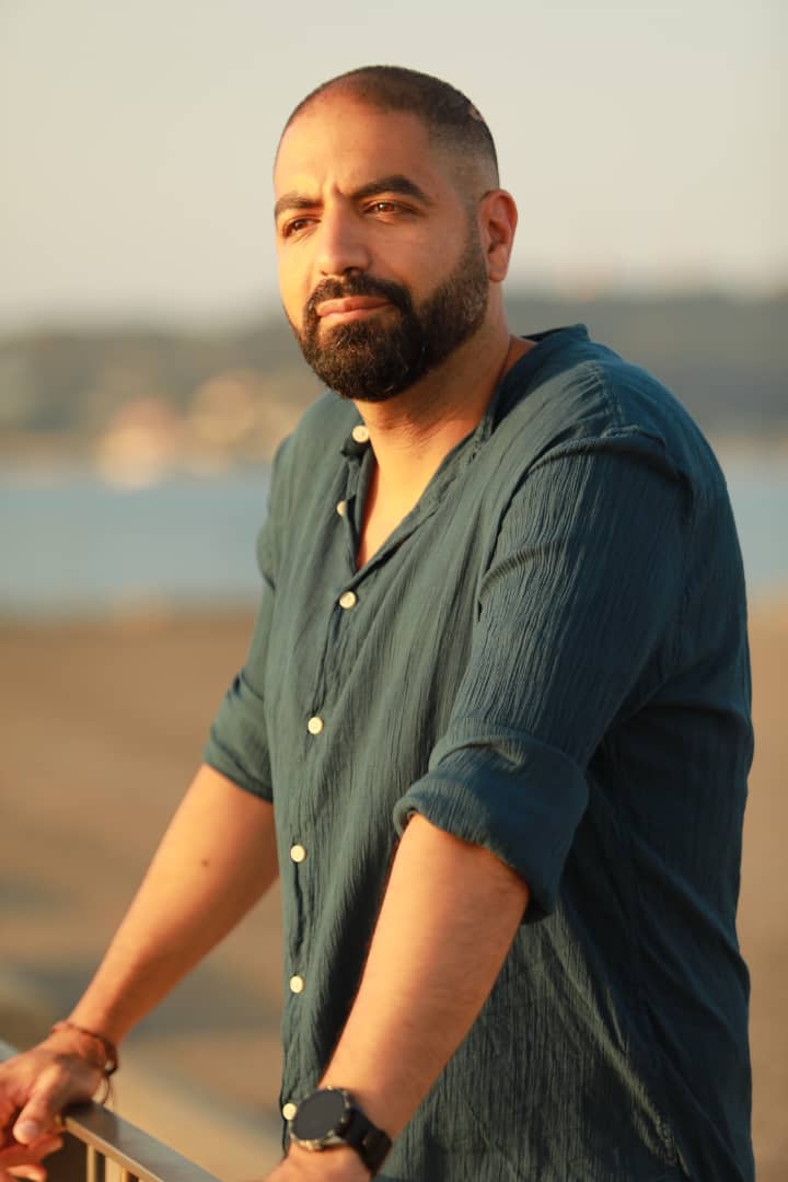 Portrait du ceo de SolidApps (Salah AMER), debout à l’extérieur, regardant l’horizon